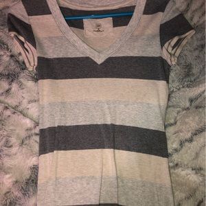 V-neck GAP T-shirt